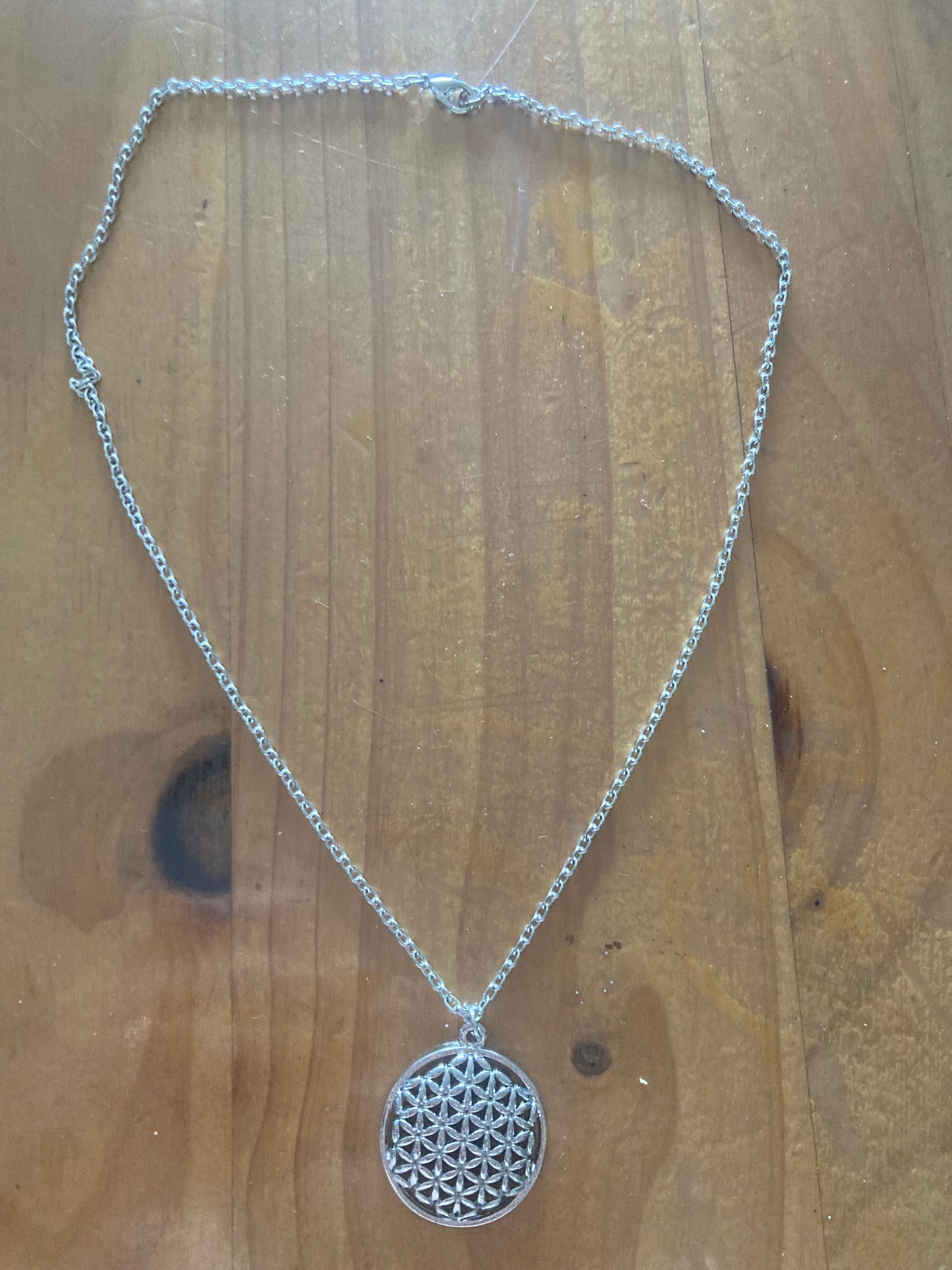 Collier argenté fleur de vie