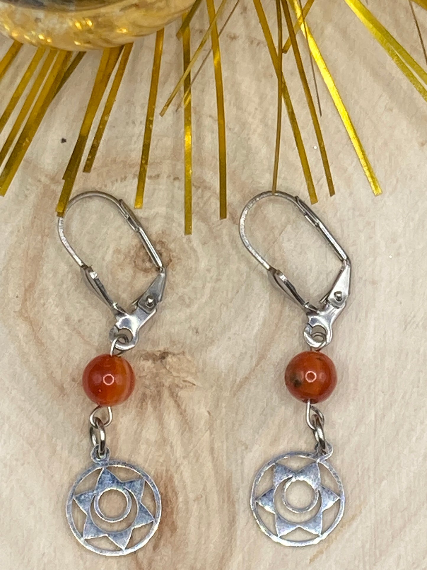 Sleeper earrings with natural lithotherapy stones and symbols of the 7 chakras