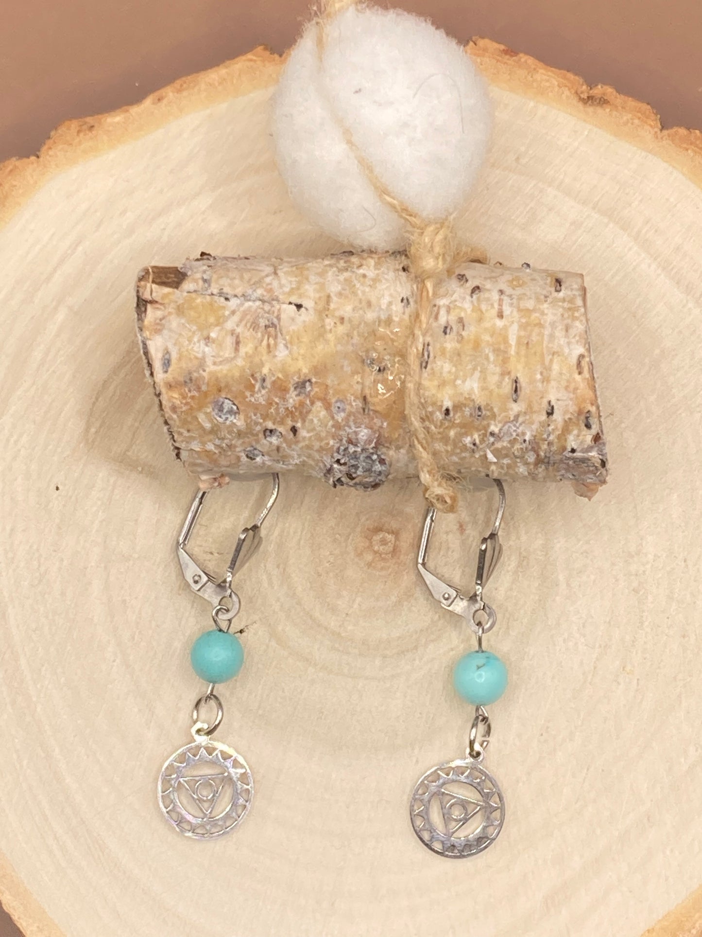 Sleeper earrings with natural lithotherapy stones and symbols of the 7 chakras