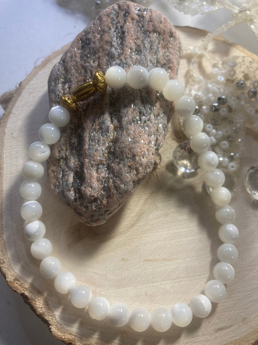 Selenite lithotherapy stone bracelet.