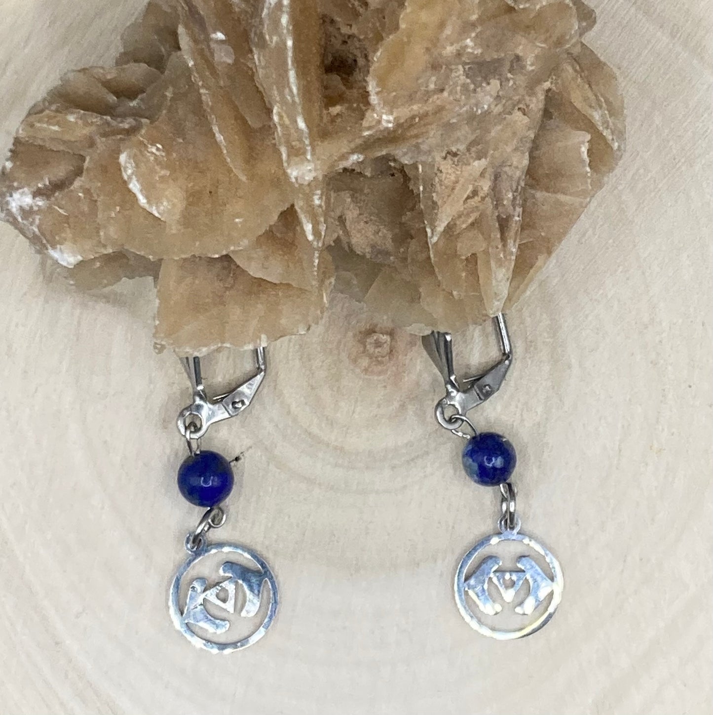 Sleeper earrings with natural lithotherapy stones and symbols of the 7 chakras