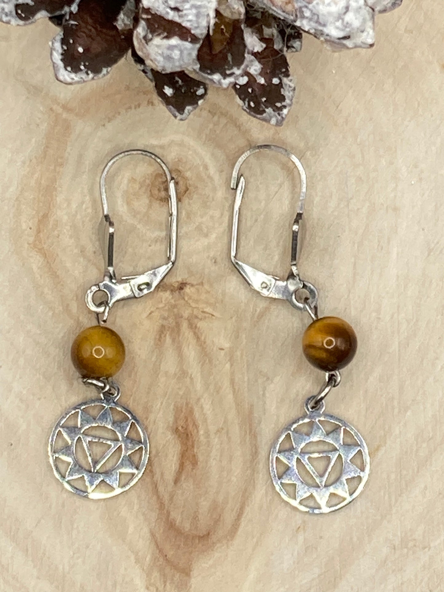 Sleeper earrings with natural lithotherapy stones and symbols of the 7 chakras